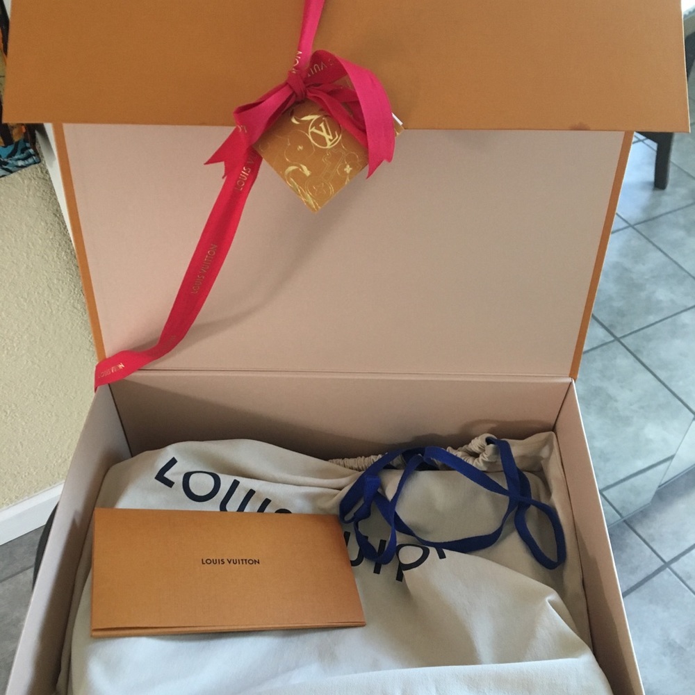 Neverfull MM MYLV World Tour  NEW never Worn with